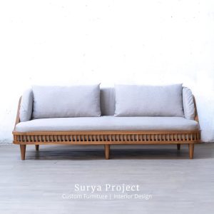 Jari Jari teak slatted frame sofa with light fabric cushions